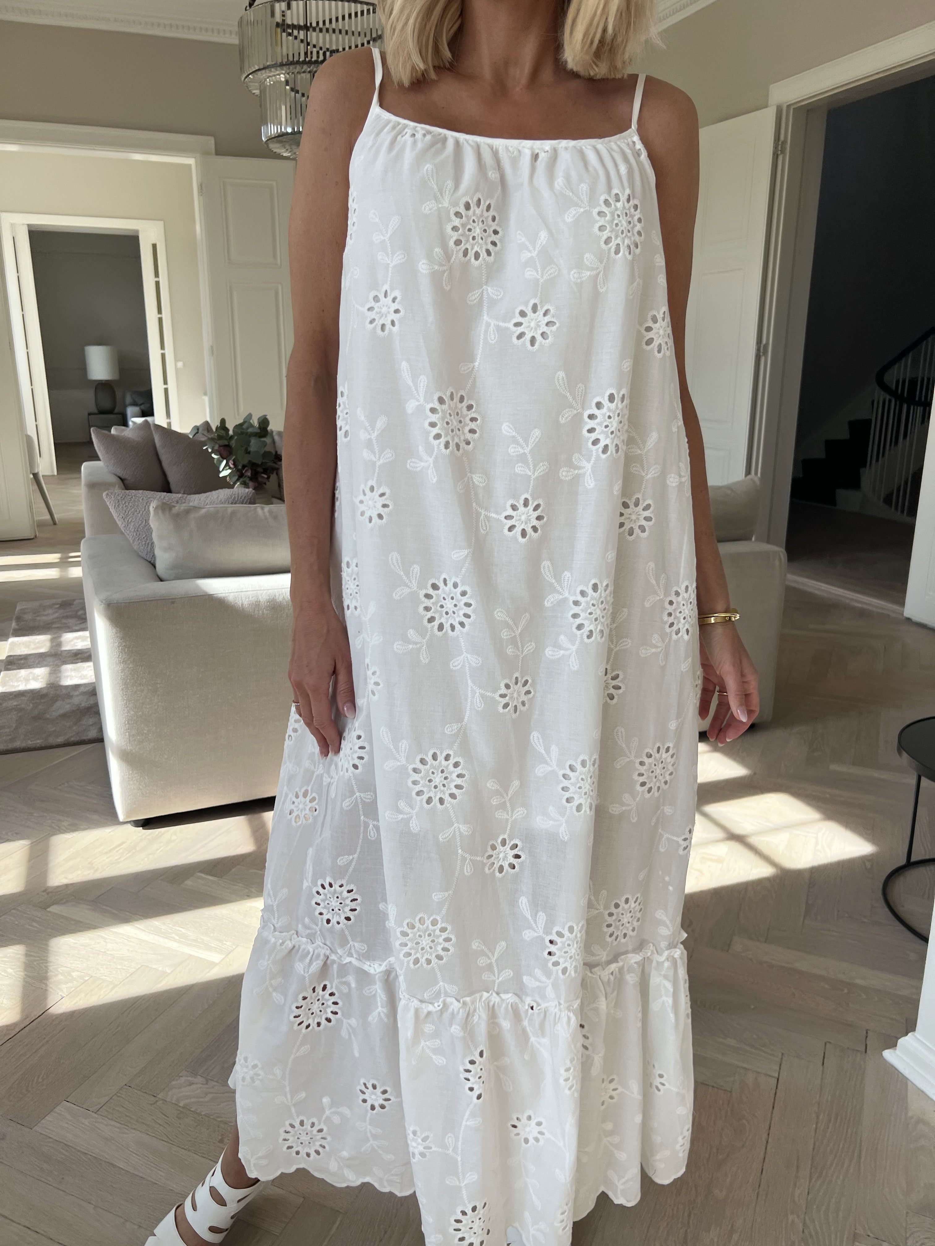 Freya - Lång klänning i bomull med broderie anglaise framtill